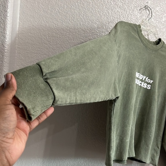 Zara WOMEN Green Solid Sweaters word graphic Long sleeve sweater Size Medium - Picture 3 of 6